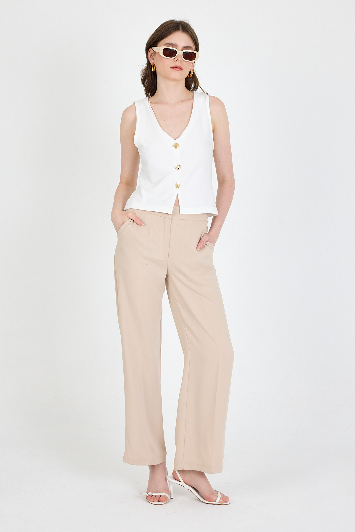 Beyaz V Yaka Düğmeli Kolsuz Bluz 019 - RAYS