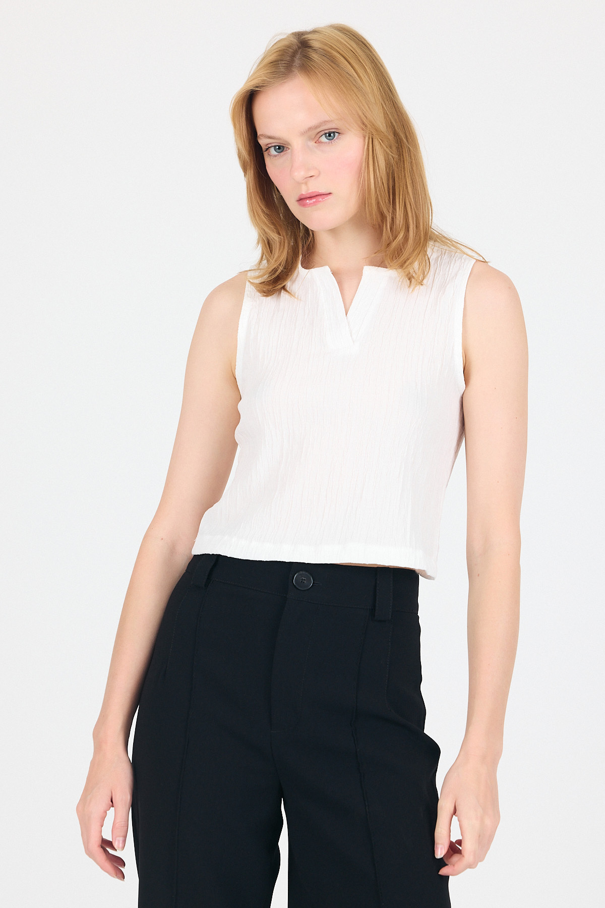 Beyaz V Yaka Kolsuz Crop Bluz 8027 - 1