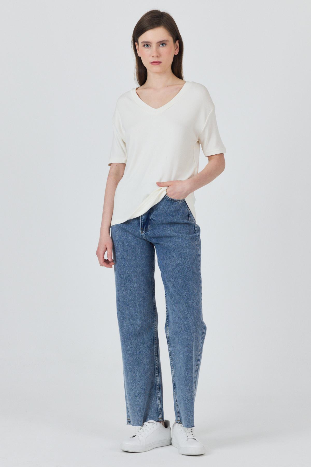 Beyaz V Yaka Viskoz/Yumuşak Kumaş Dökümlü Tişört 3077 - RAYS