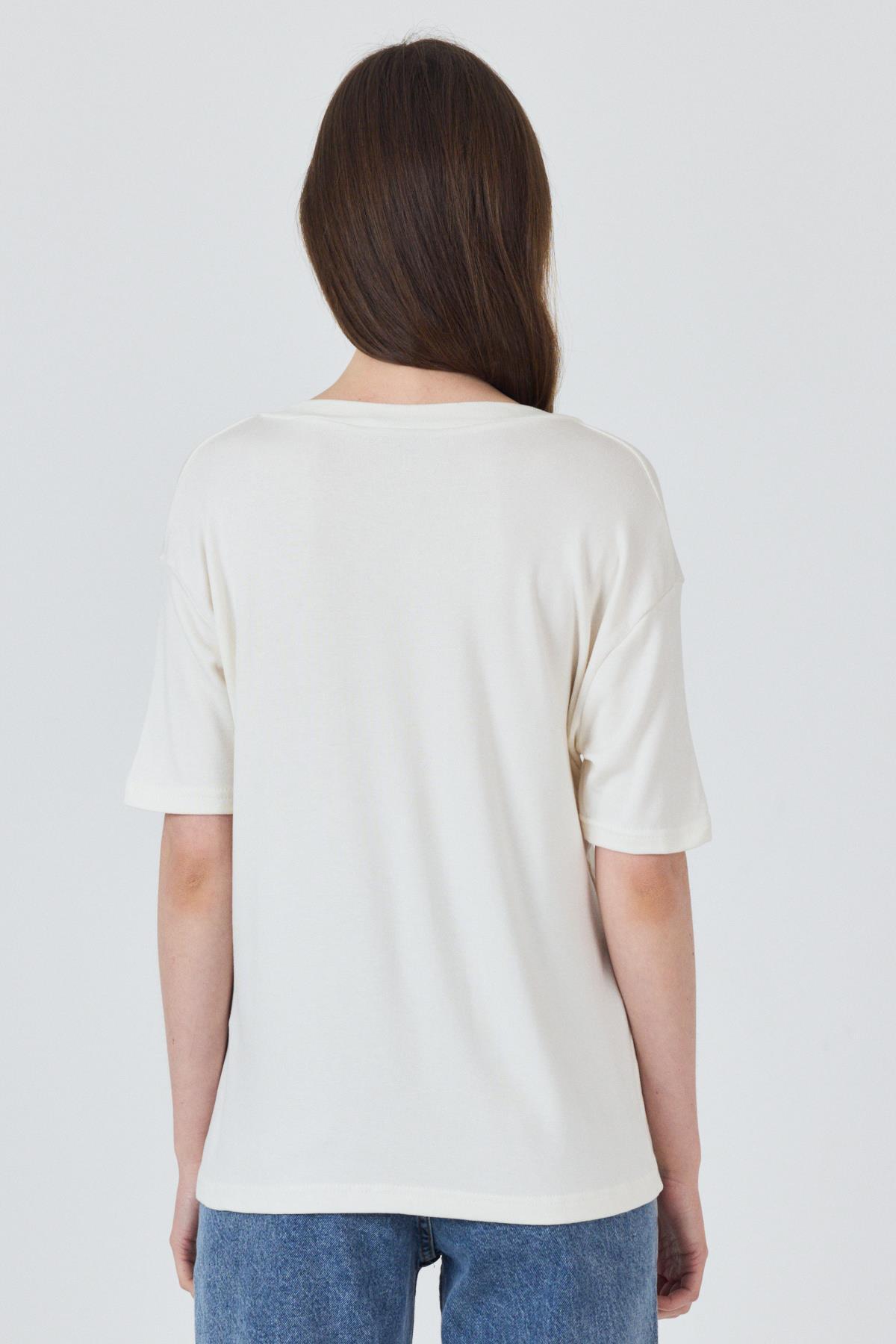 Beyaz V Yaka Viskoz/Yumuşak Kumaş Dökümlü Tişört 3077 - 5