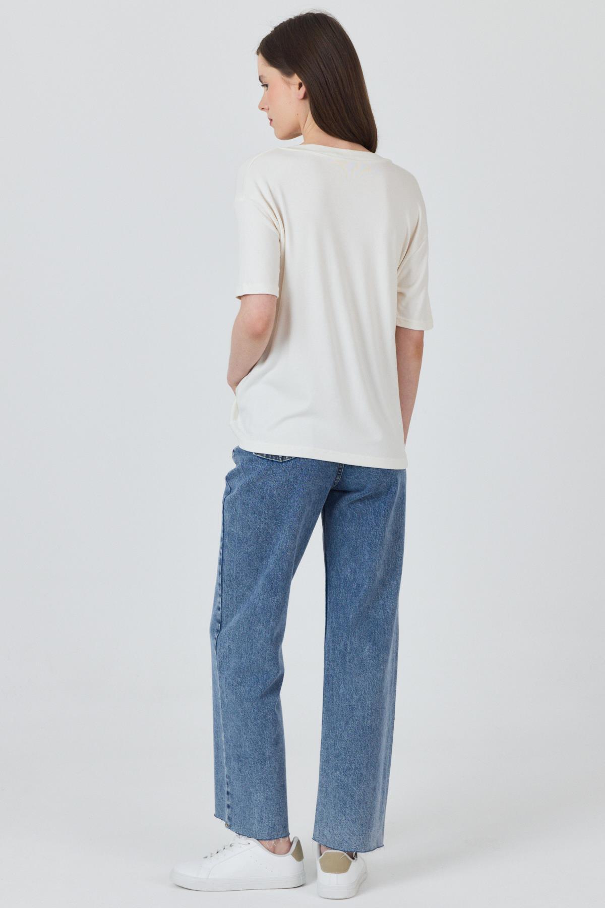 Beyaz V Yaka Viskoz/Yumuşak Kumaş Dökümlü Tişört 3077 - 7