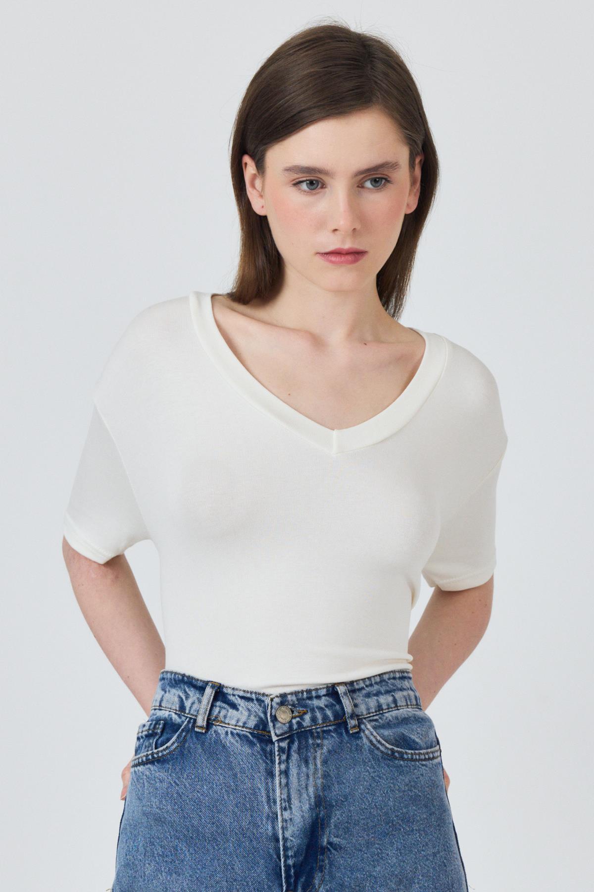 Beyaz V Yaka Viskoz/Yumuşak Kumaş Dökümlü Tişört 3077 - 3