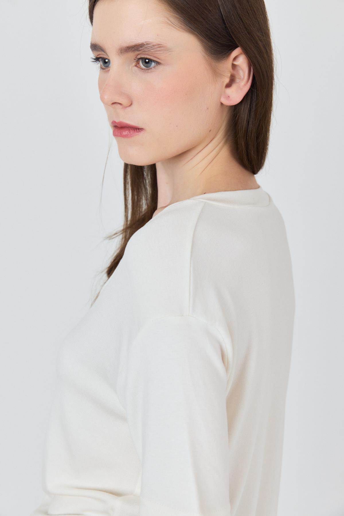 Beyaz V Yaka Viskoz/Yumuşak Kumaş Dökümlü Tişört 3077 - 4