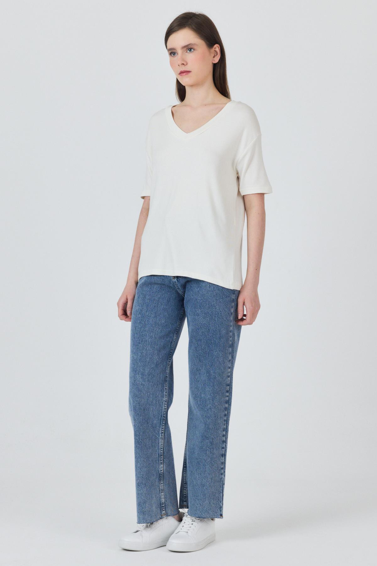 Beyaz V Yaka Viskoz/Yumuşak Kumaş Dökümlü Tişört 3077 - 8