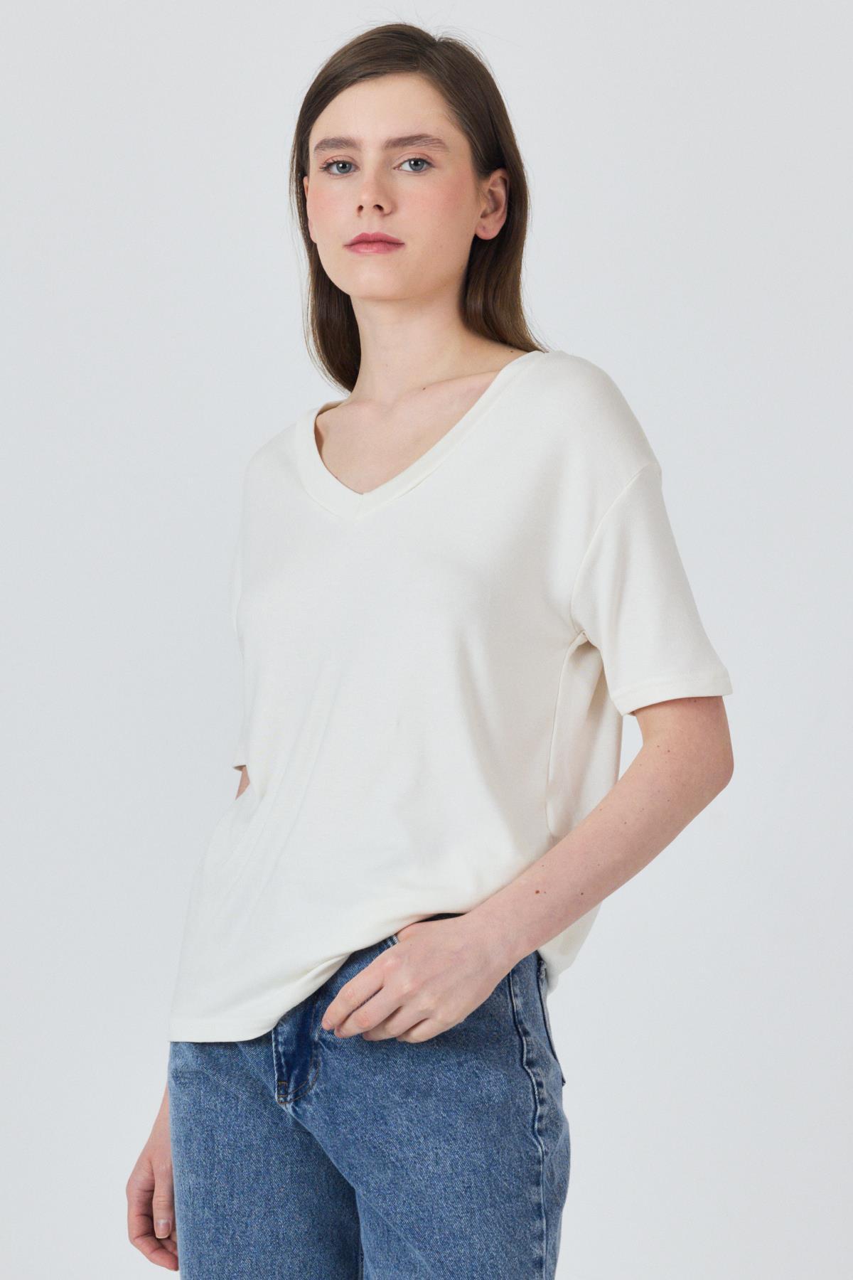 Beyaz V Yaka Viskoz/Yumuşak Kumaş Dökümlü Tişört 3077 - 6