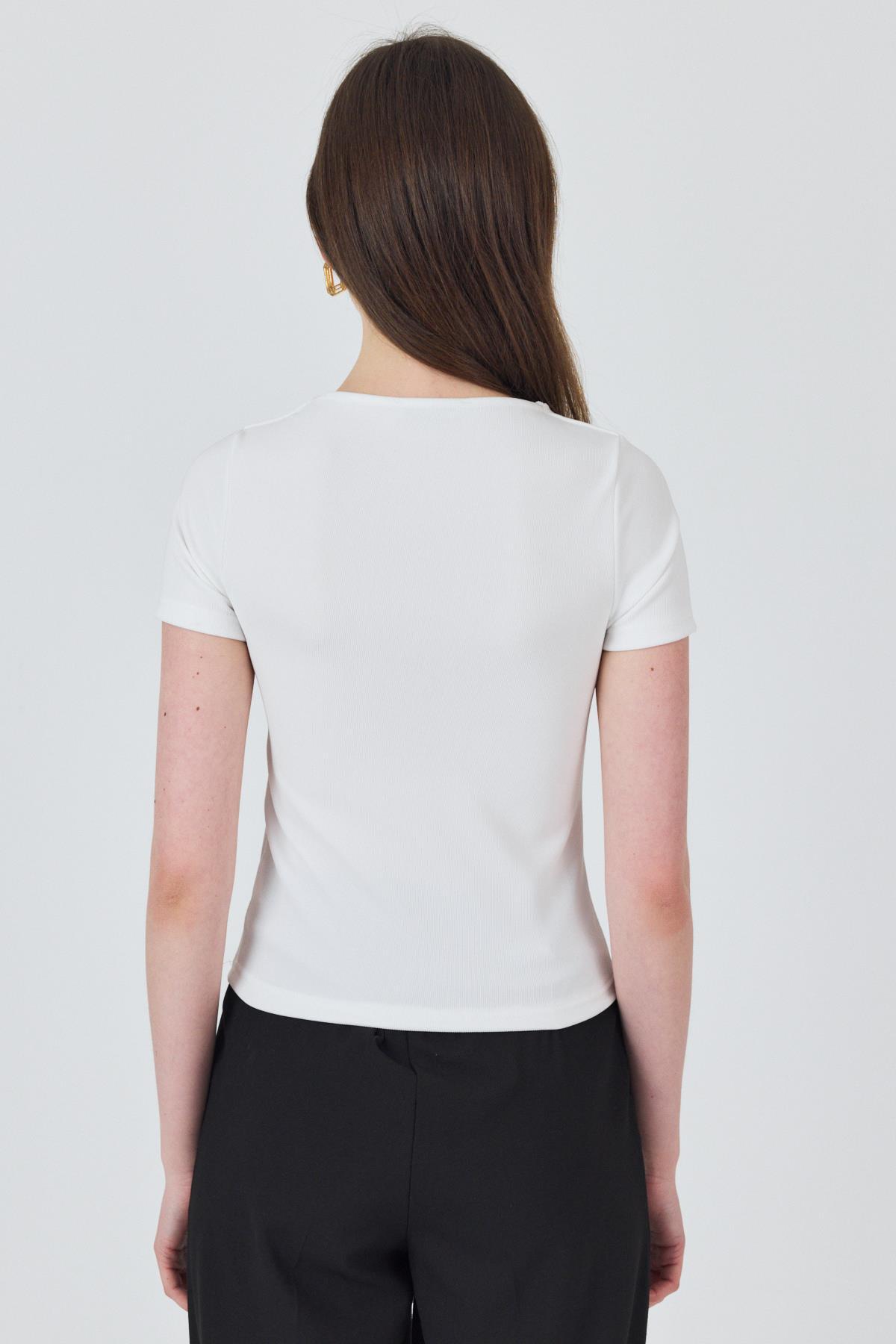 Beyaz Yaka Aksesuar Detaylı Örme Tişört 2224 - 5