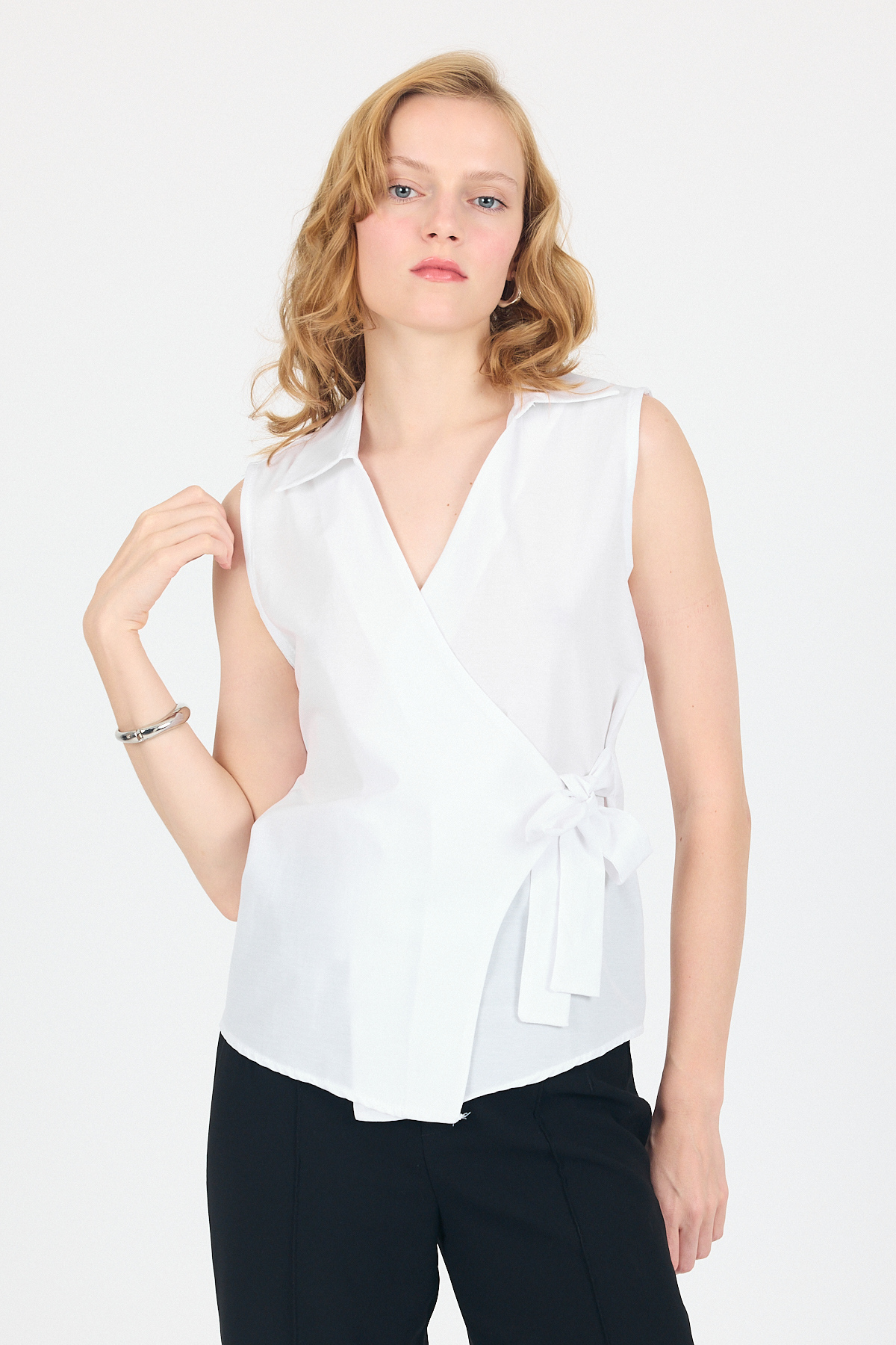 Beyaz Yan Bağlama Detaylı Kolsuz Kruvaze Bluz 8047 - 7