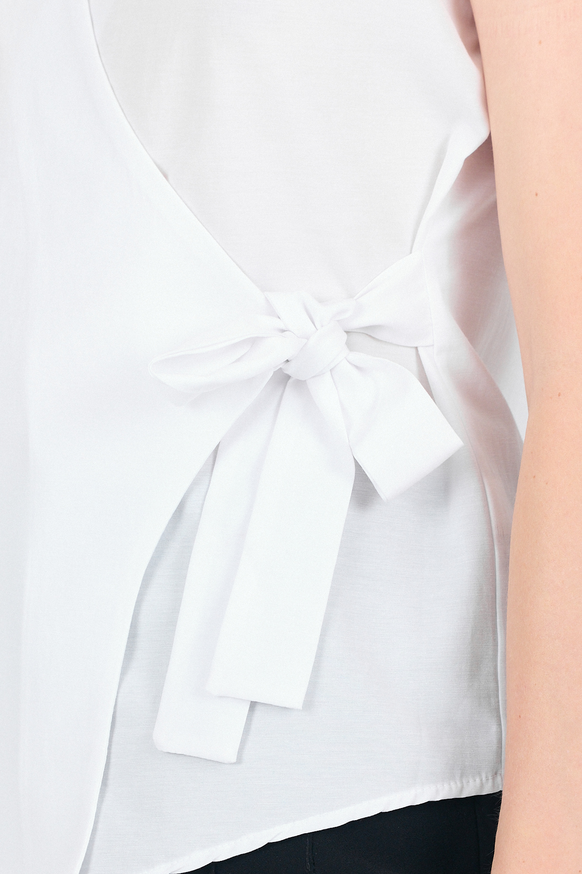 Beyaz Yan Bağlama Detaylı Kolsuz Kruvaze Bluz 8047 - RAYS