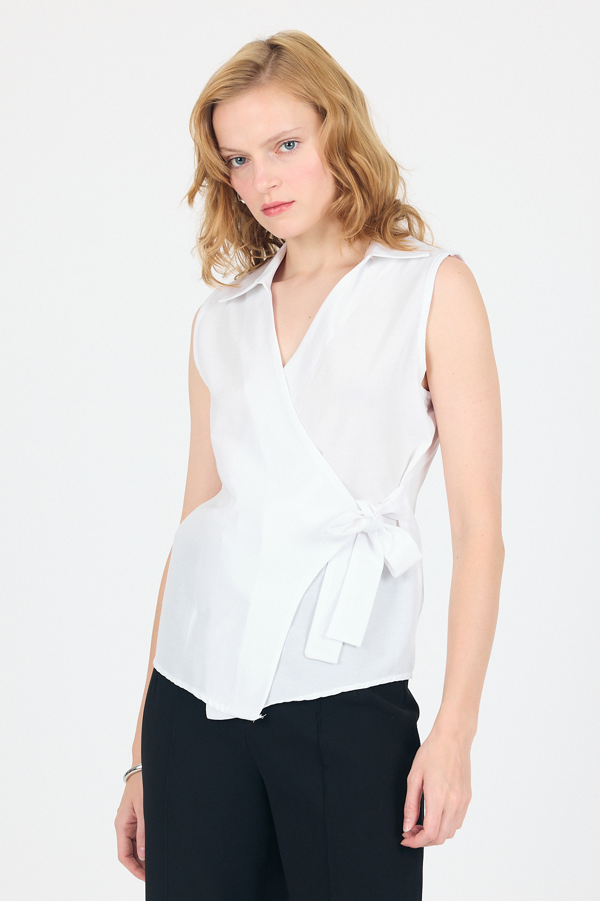 Beyaz Yan Bağlama Detaylı Kolsuz Kruvaze Bluz 8047 