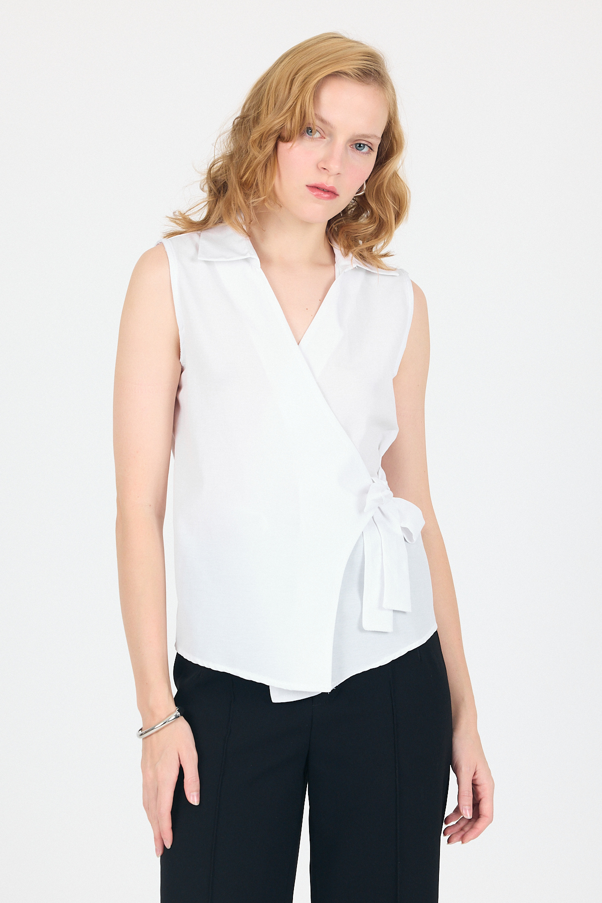 Beyaz Yan Bağlama Detaylı Kolsuz Kruvaze Bluz 8047 - 6