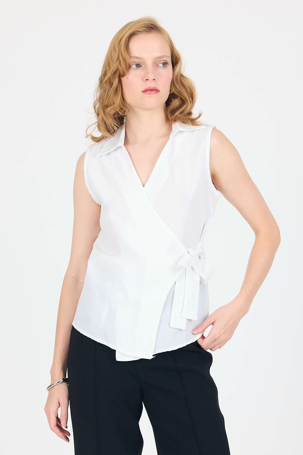 Beyaz Yan Bağlama Detaylı Kolsuz Kruvaze Bluz 8047 - 2