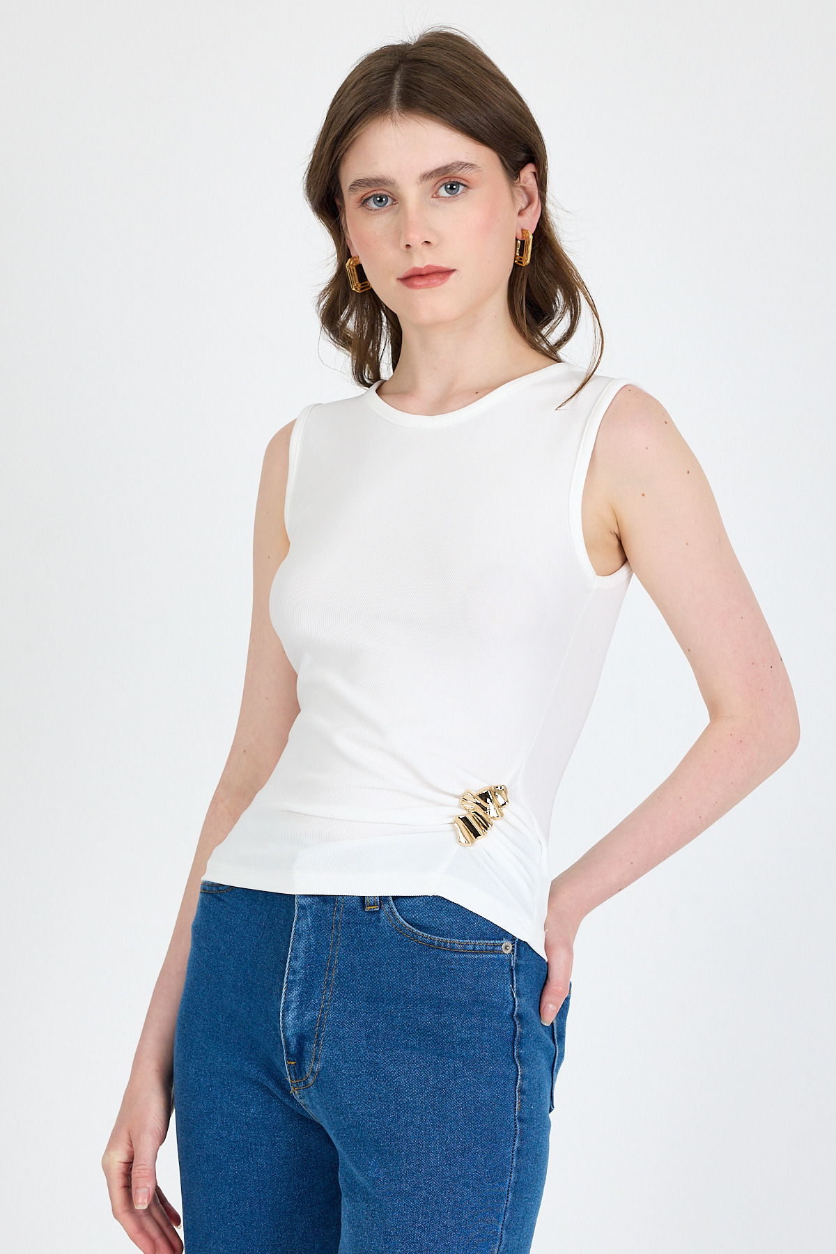 Beyaz Yan Toka Detaylı Büzgülü Kolsuz Bluz 020 - RAYS