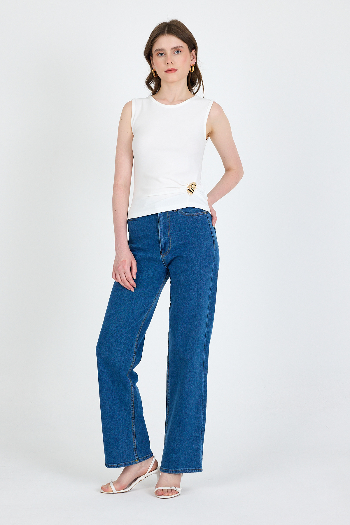 Beyaz Yan Toka Detaylı Büzgülü Kolsuz Bluz 020 - 3