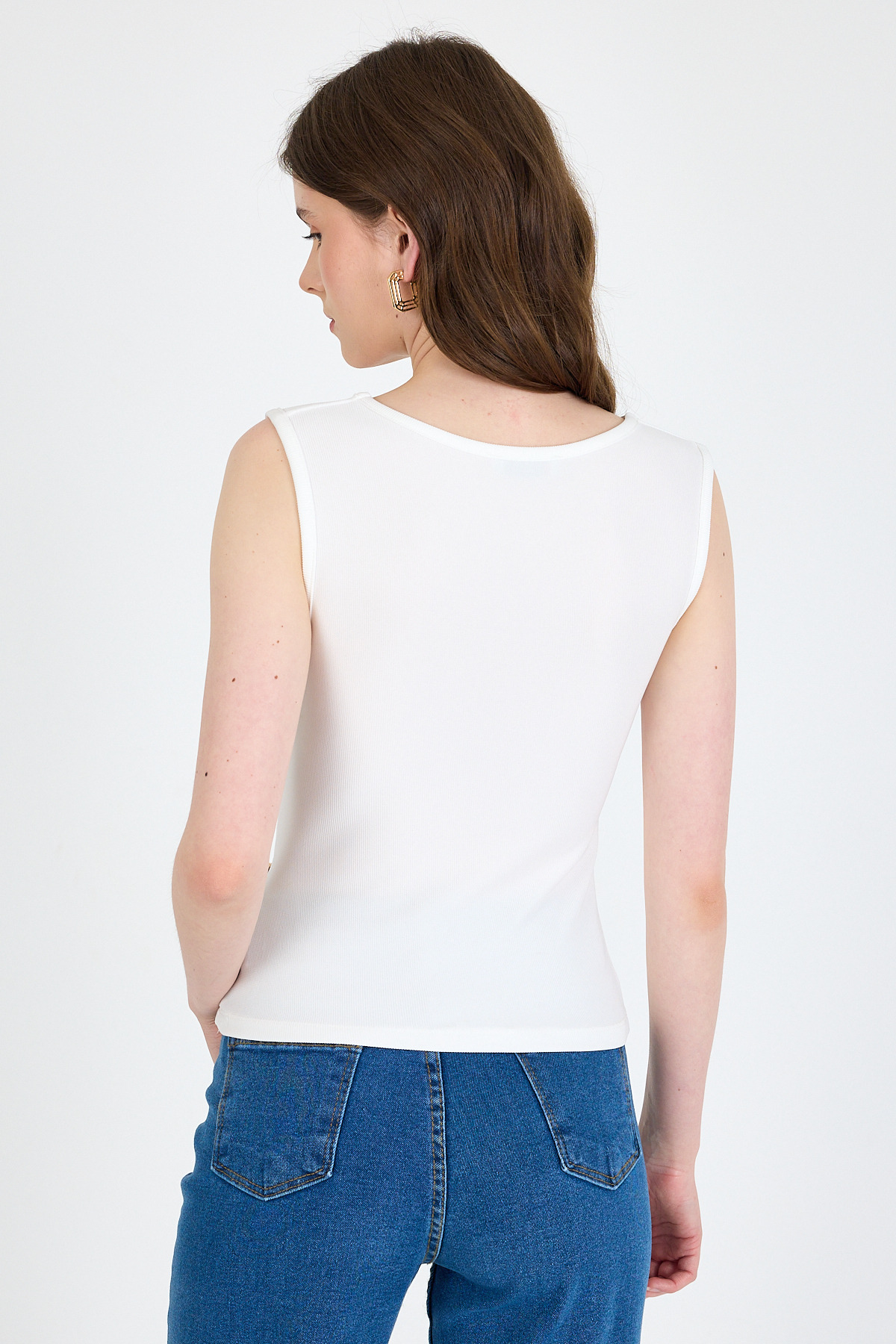 Beyaz Yan Toka Detaylı Büzgülü Kolsuz Bluz 020 - 5