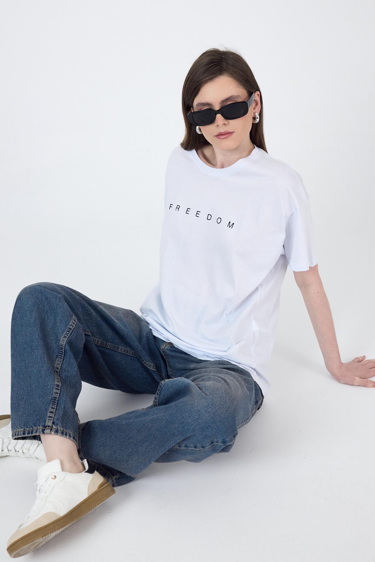 Beyaz Yazı Baskılı Pamuklu Oversize Tişört 2150-3M 
