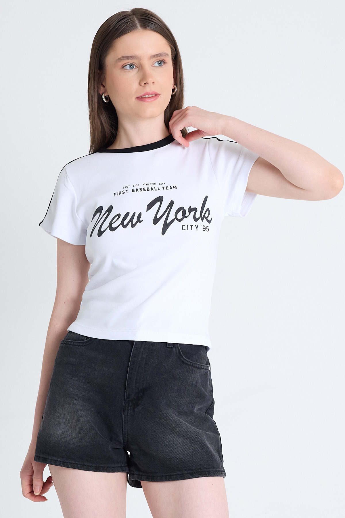 Beyaz Yazı Baskılı Slim Fit Crop Tişört 6059 - RAYS