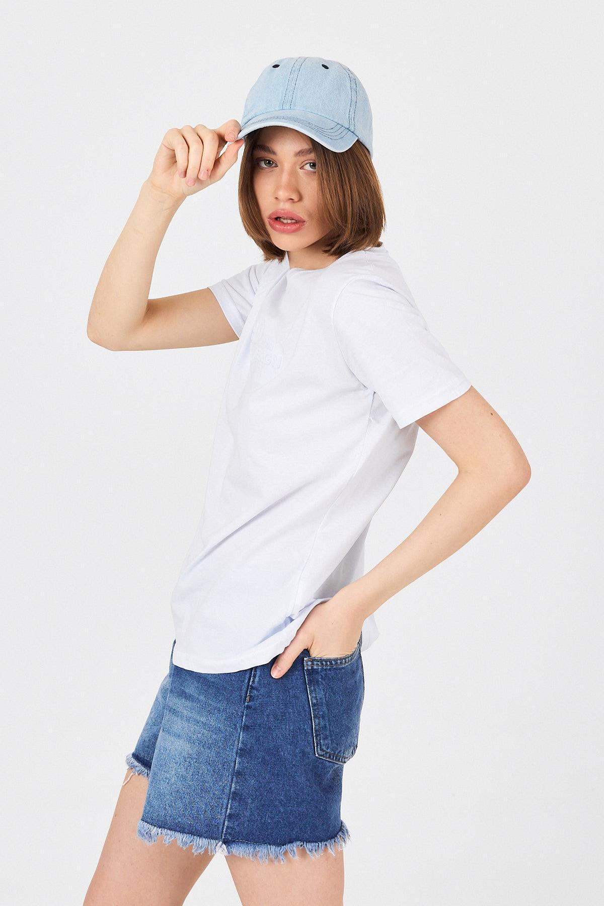 Beyaz Yazı Kabartmalı Tişört 25223 - 5