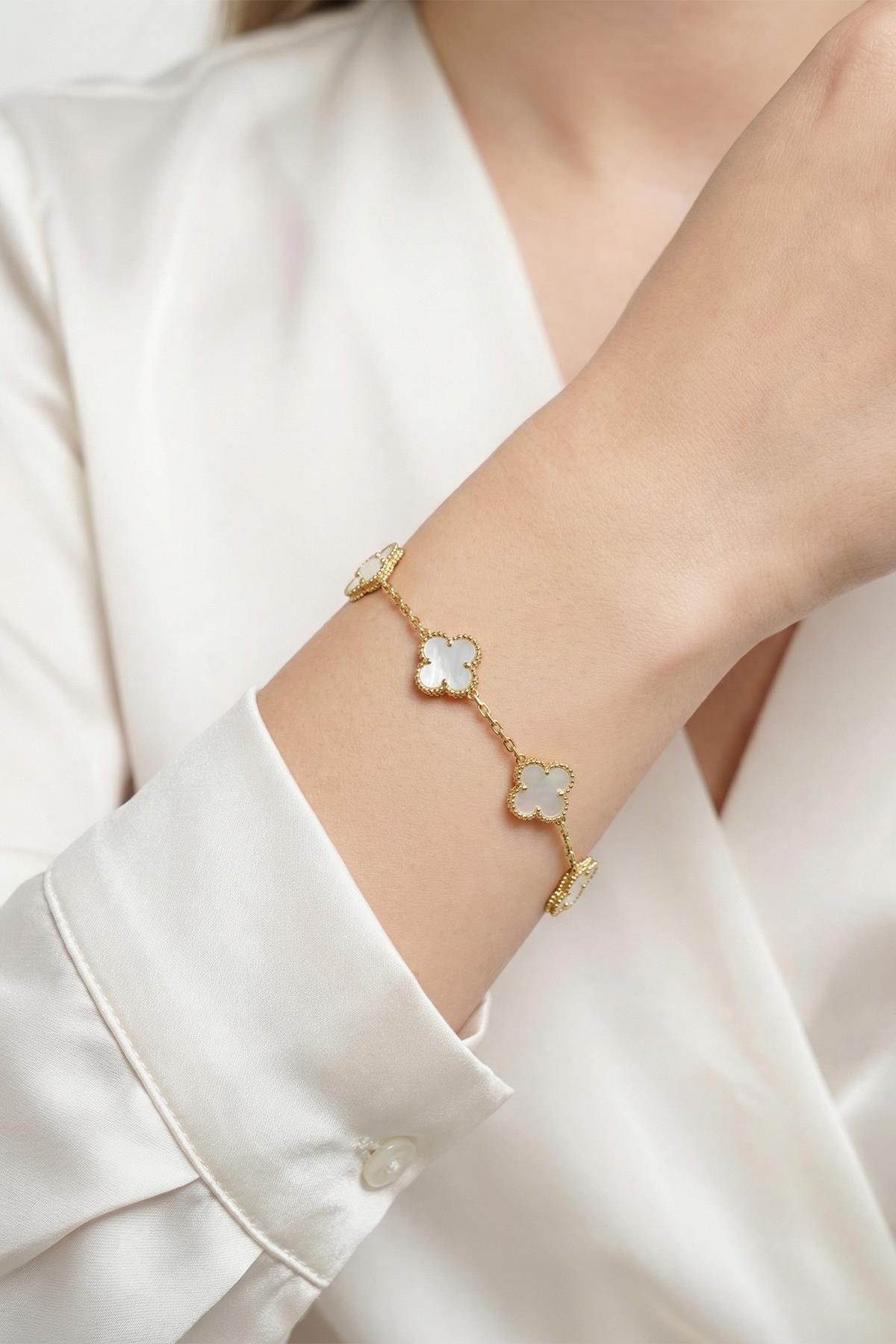 Beyaz Yonca Figürlü Gold Renk Bileklik 0127 