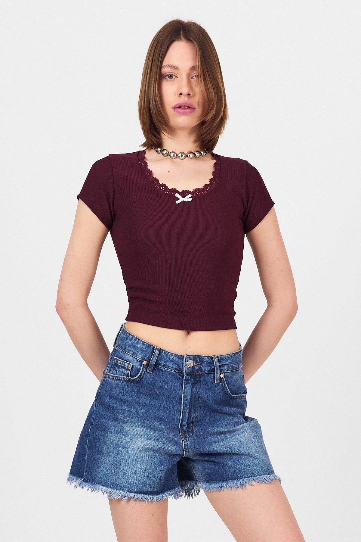 Bordo Dantel Yaka Fiyonk Detaylı Crop Tişört 2207 