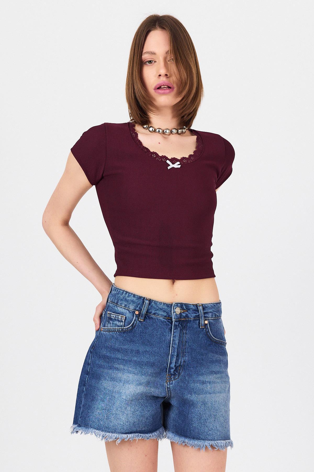 Bordo Dantel Yaka Fiyonk Detaylı Crop Tişört 2207 - 2