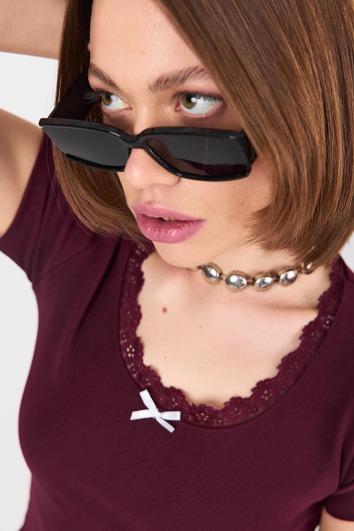 Bordo Dantel Yaka Fiyonk Detaylı Crop Tişört 2207 - RAYS