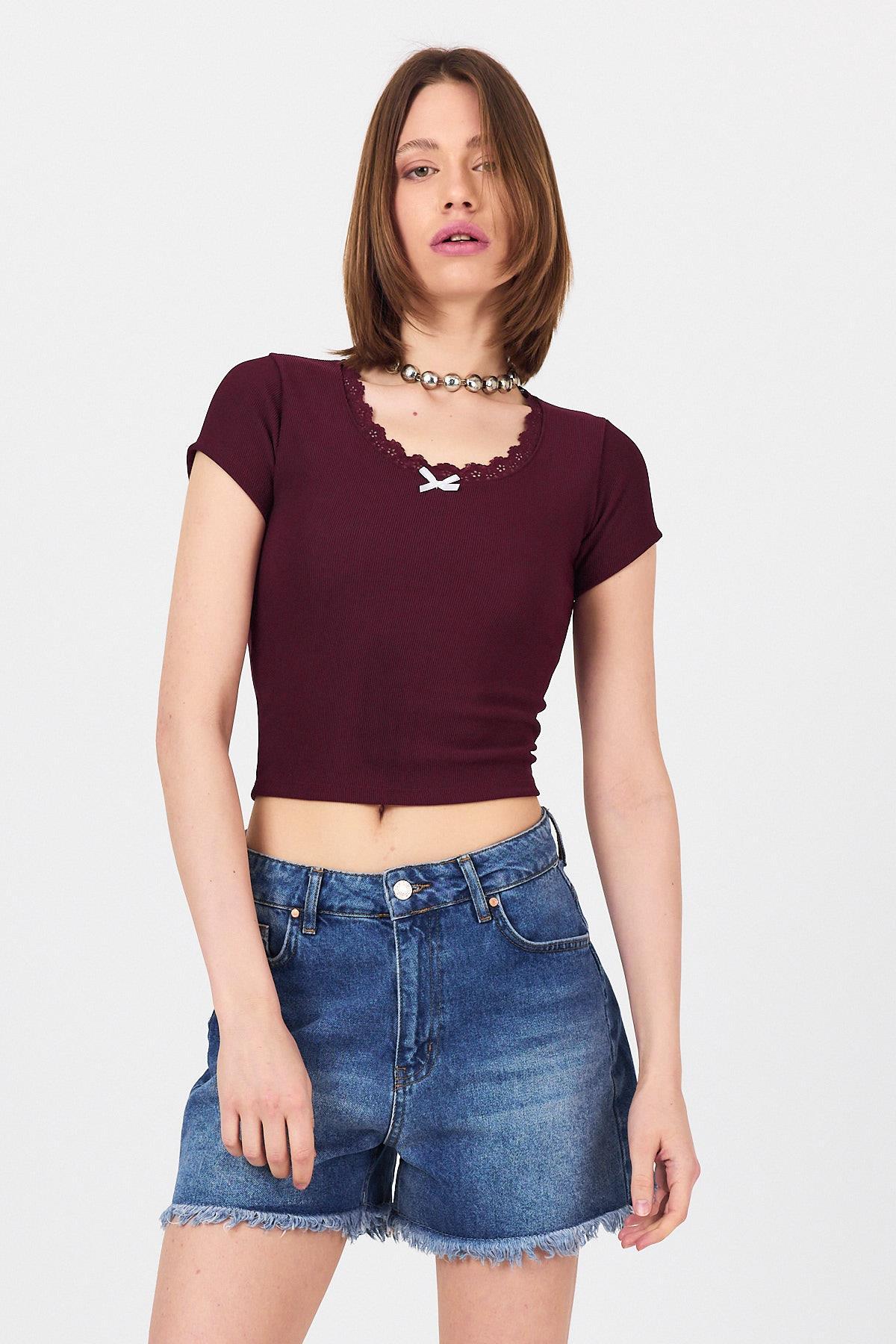 Bordo Dantel Yaka Fiyonk Detaylı Crop Tişört 2207 - 7