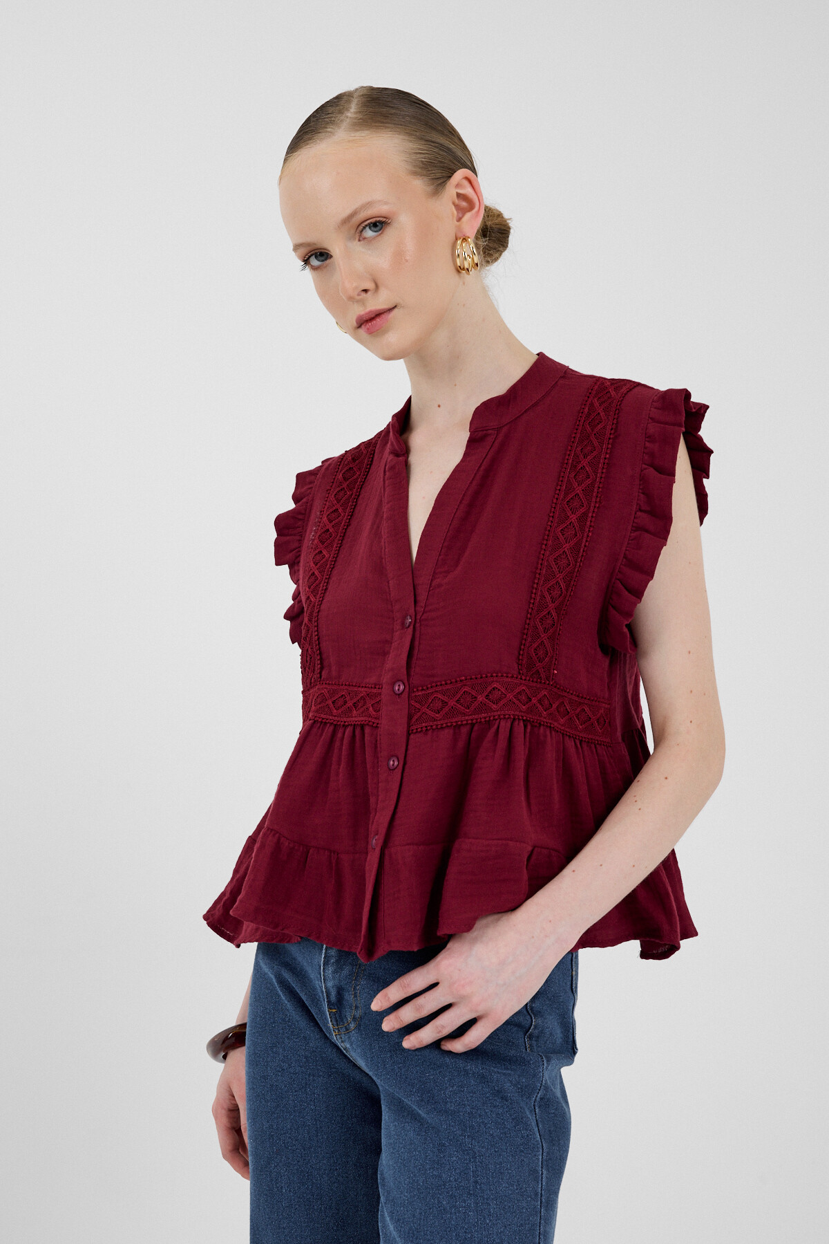 Bordo Fırfır Kollu Dantel Detaylı %100 Pamuk Müslin Bluz 8039A - RAYS
