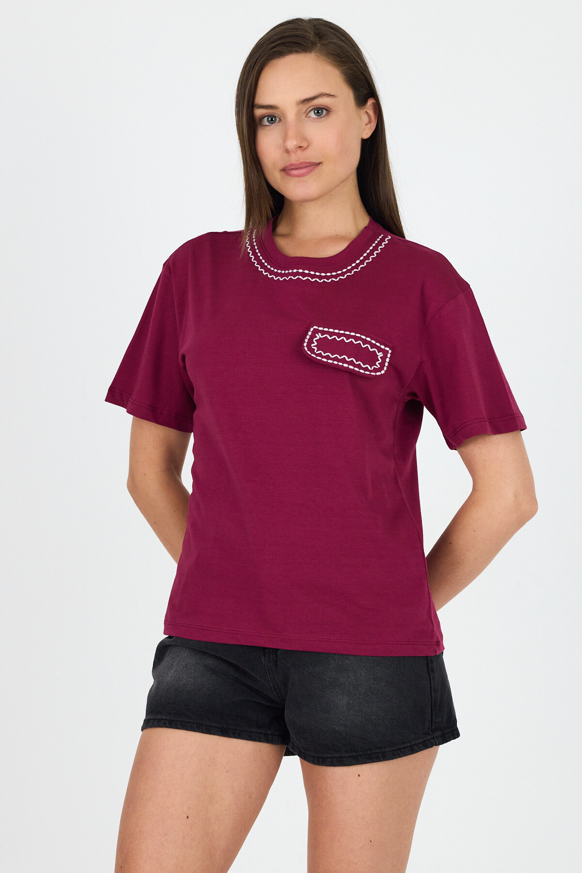 Bordo Nakış İşlemeli Cep Görünüm Detaylı Tişört 2255M - 1