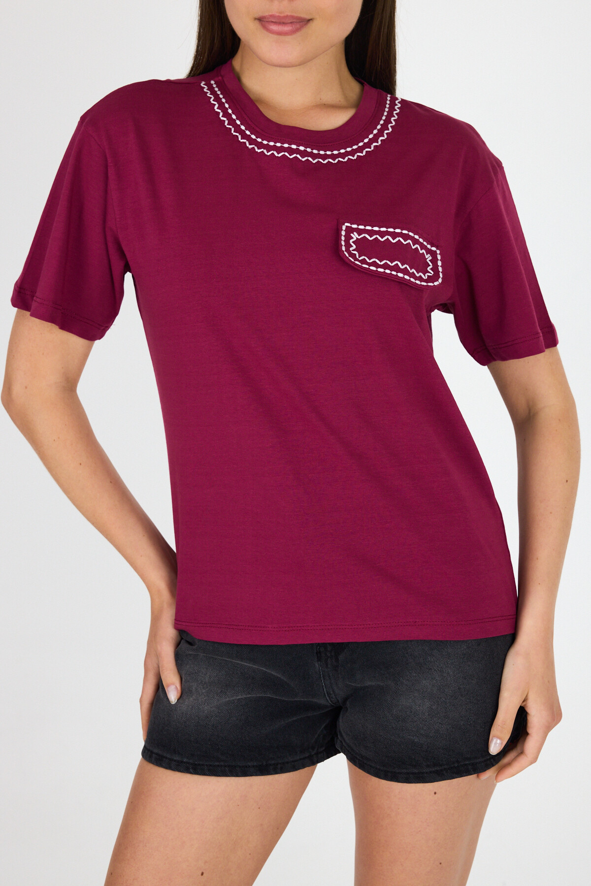 Bordo Nakış İşlemeli Cep Görünüm Detaylı Tişört 2255M - 6