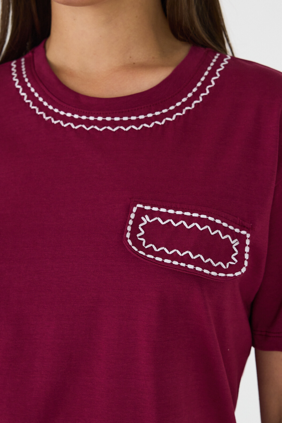 Bordo Nakış İşlemeli Cep Görünüm Detaylı Tişört 2255M - RAYS