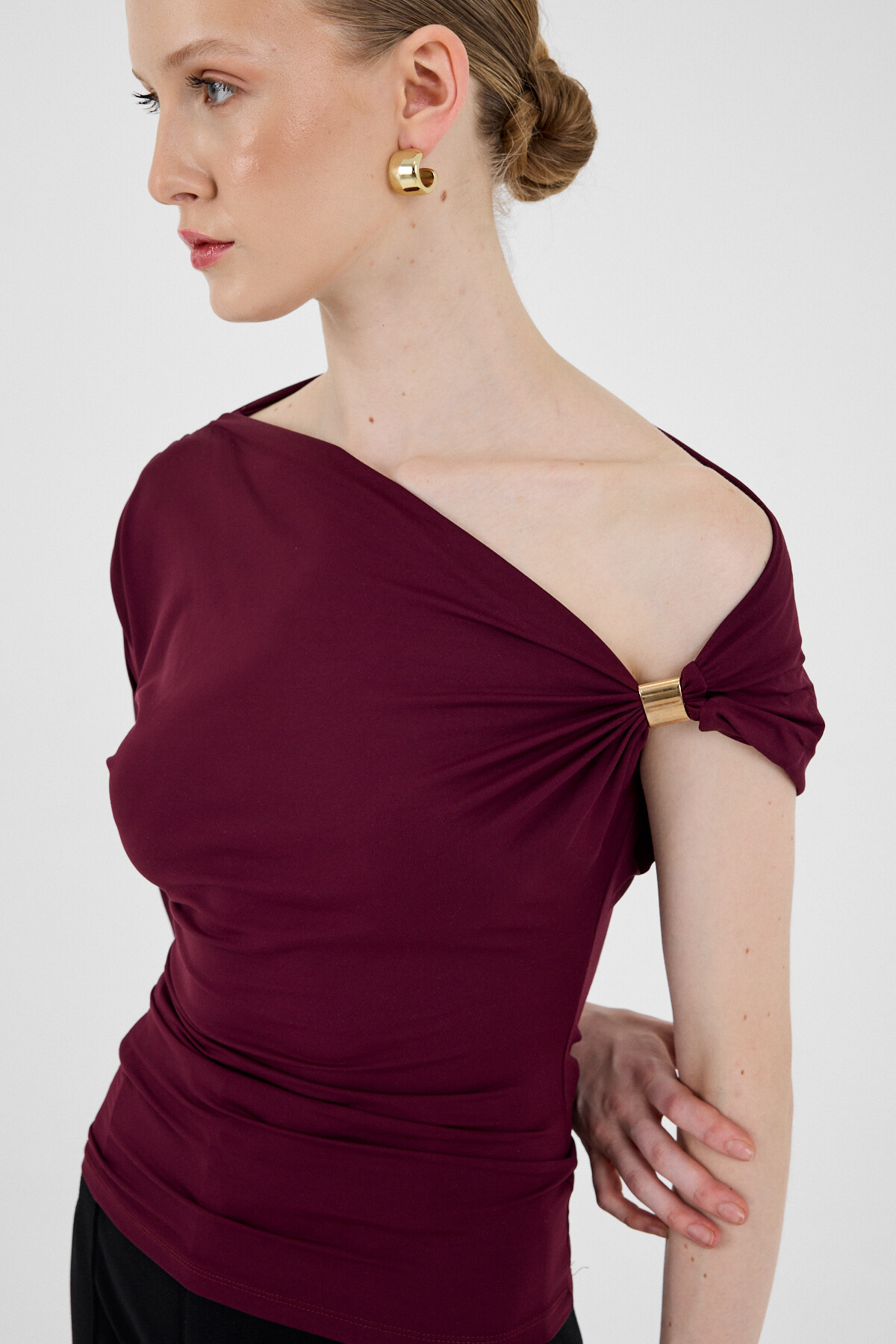 Bordo Omuz Aksesuar Detaylı Yarım Kol Bluz 2490 - RAYS