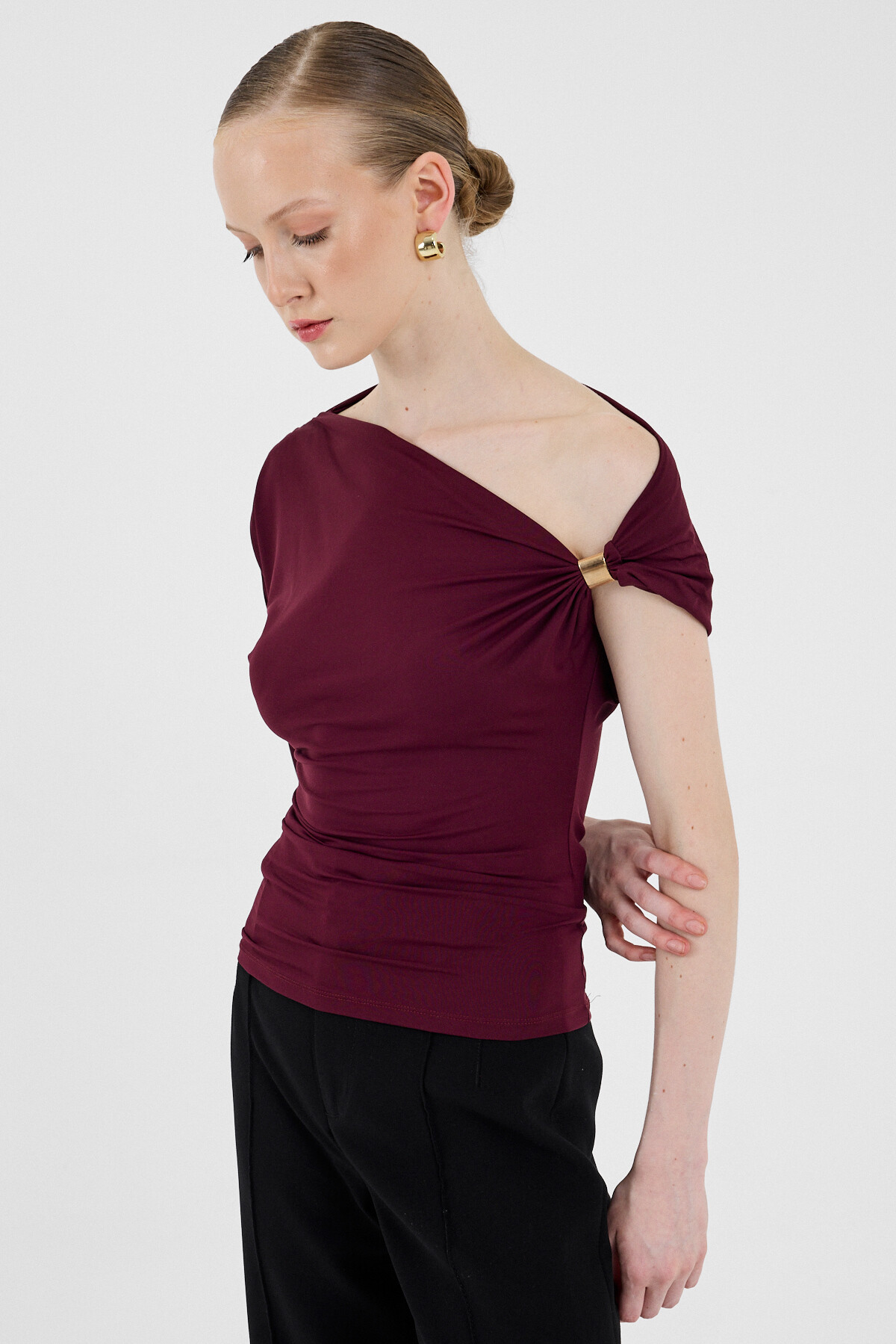 Bordo Omuz Aksesuar Detaylı Yarım Kol Bluz 2490 