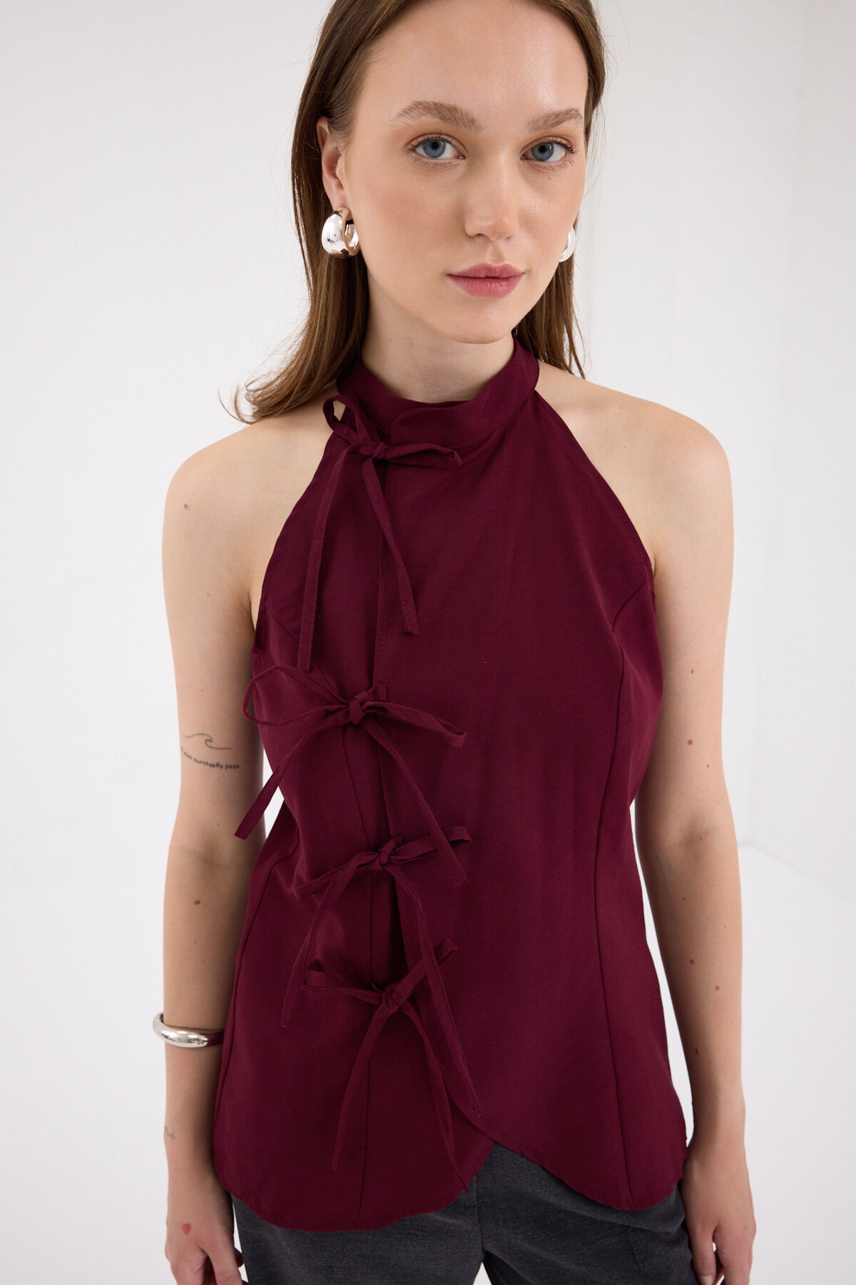 Bordo Ön Bağlama Detaylı Halter Yaka Bluz 8094A - 6