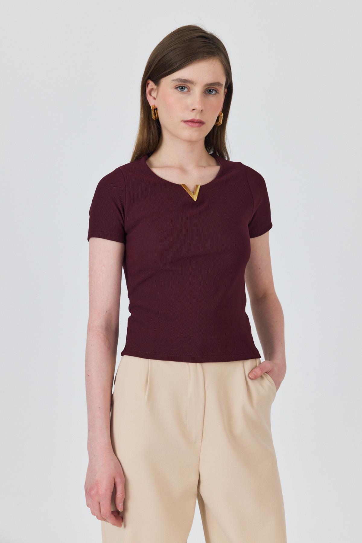 Bordo Yaka Aksesuar Detaylı Örme Tişört 2224 - RAYS