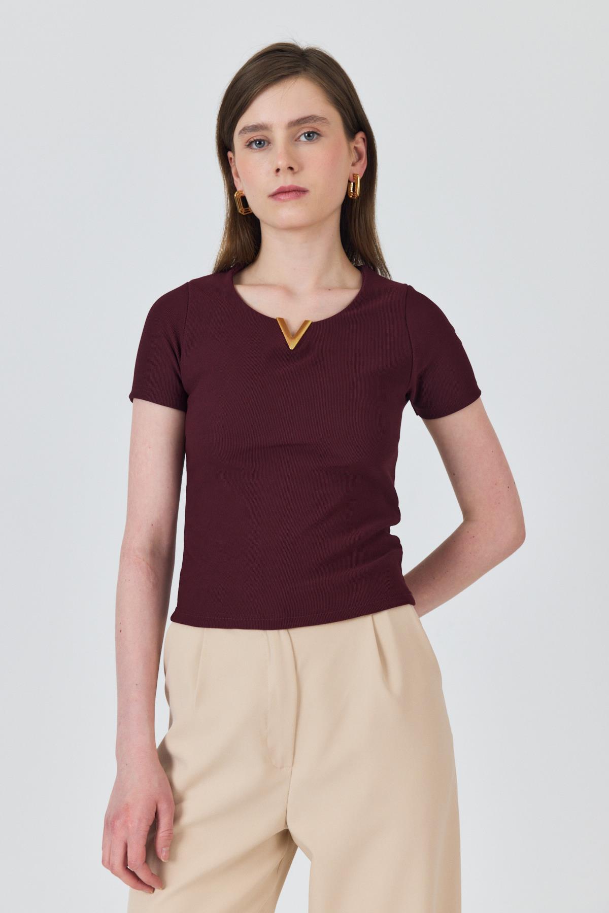 Bordo Yaka Aksesuar Detaylı Örme Tişört 2224 - 4