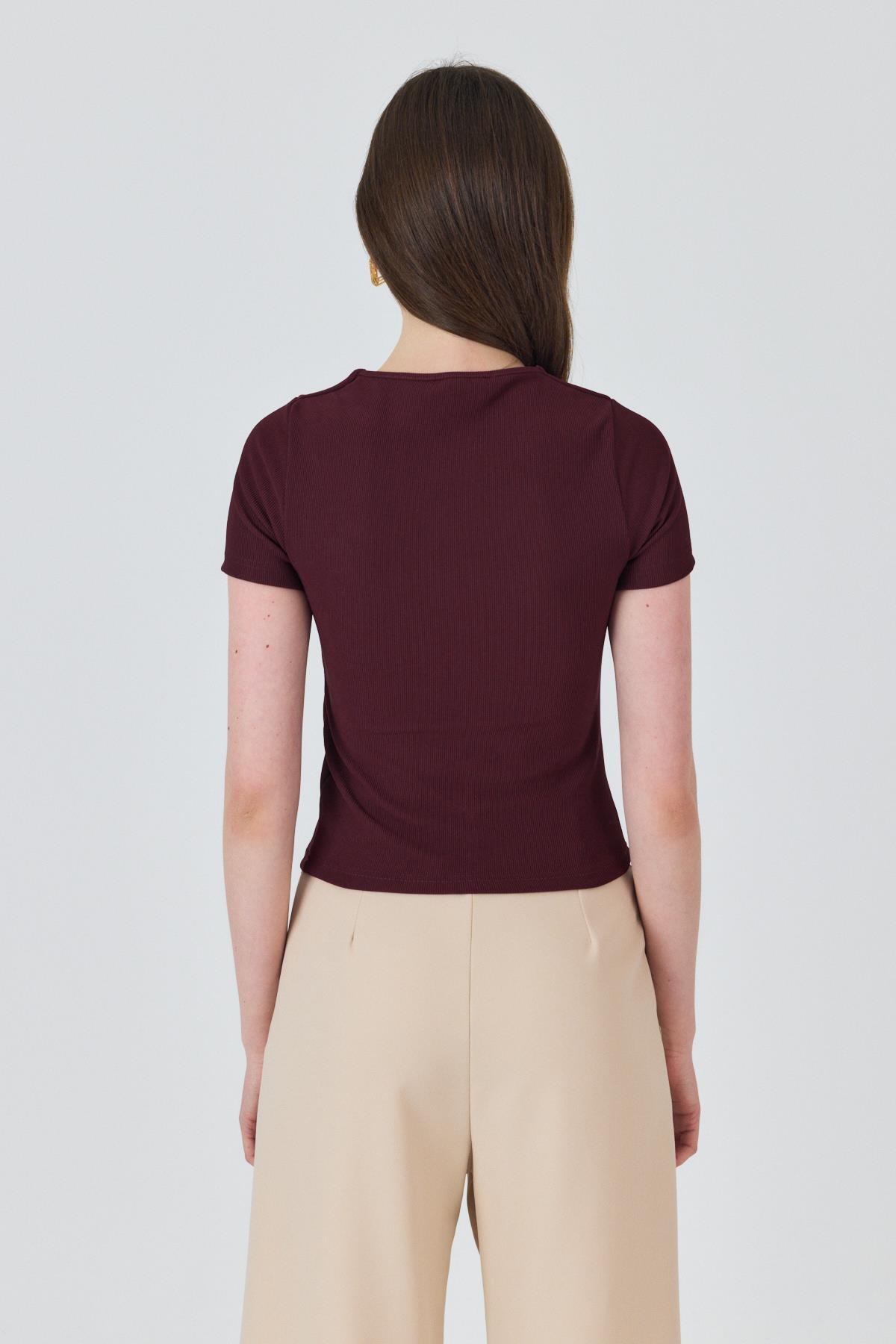 Bordo Yaka Aksesuar Detaylı Örme Tişört 2224 - 5