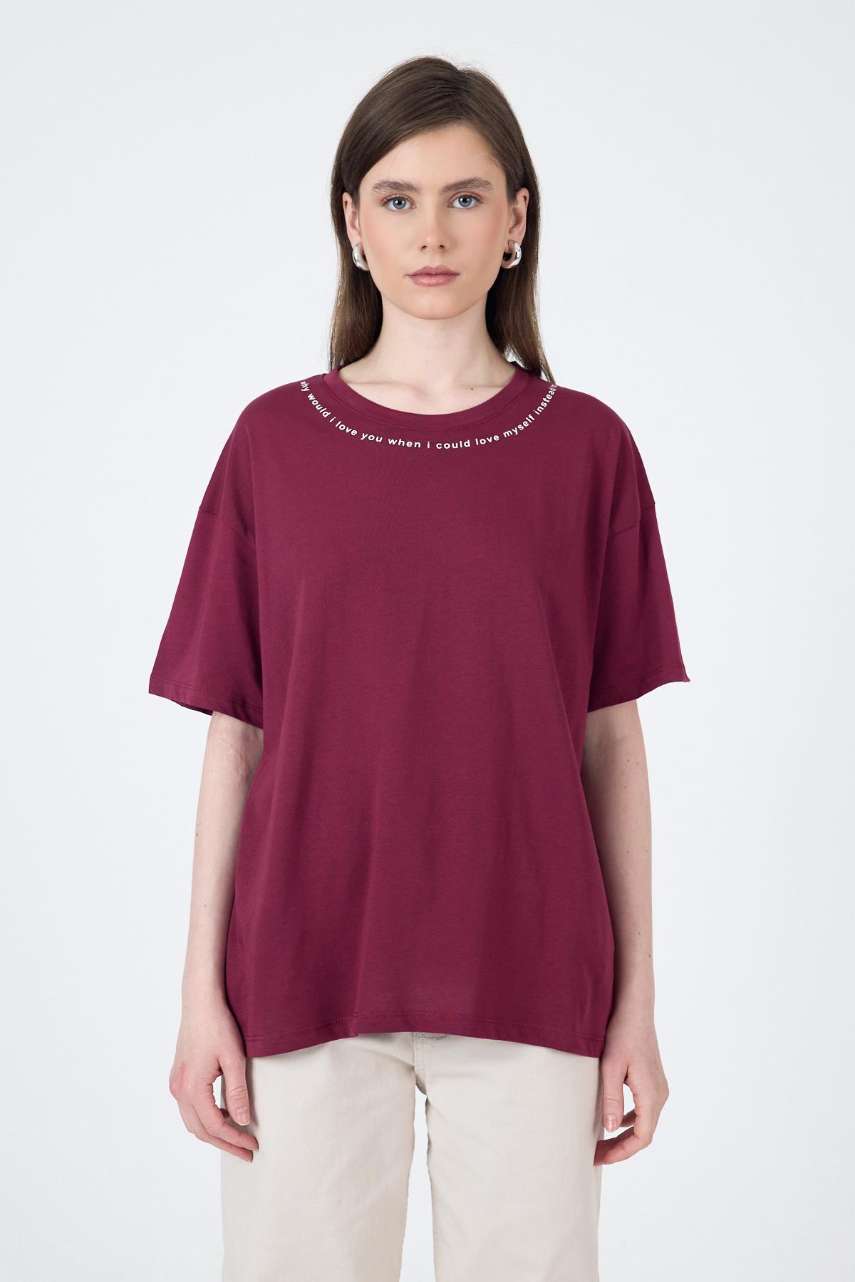Bordo Yaka Yazı Baskılı Oversize Pamuklu Tişört 2150-34M - RAYS