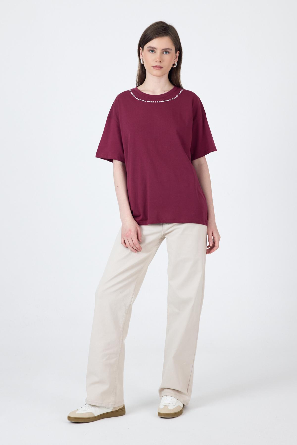 Bordo Yaka Yazı Baskılı Oversize Pamuklu Tişört 2150-34M - 2