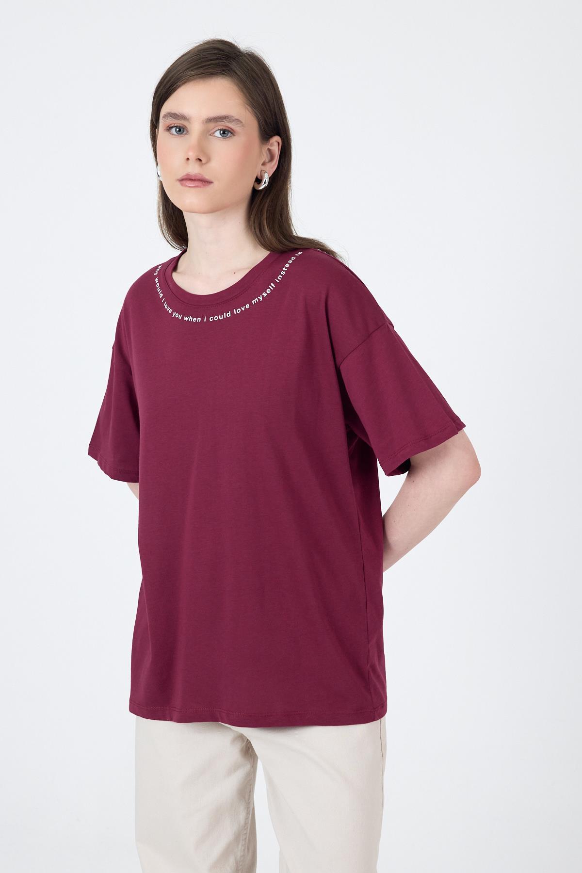 Bordo Yaka Yazı Baskılı Oversize Pamuklu Tişört 2150-34M - RAYS