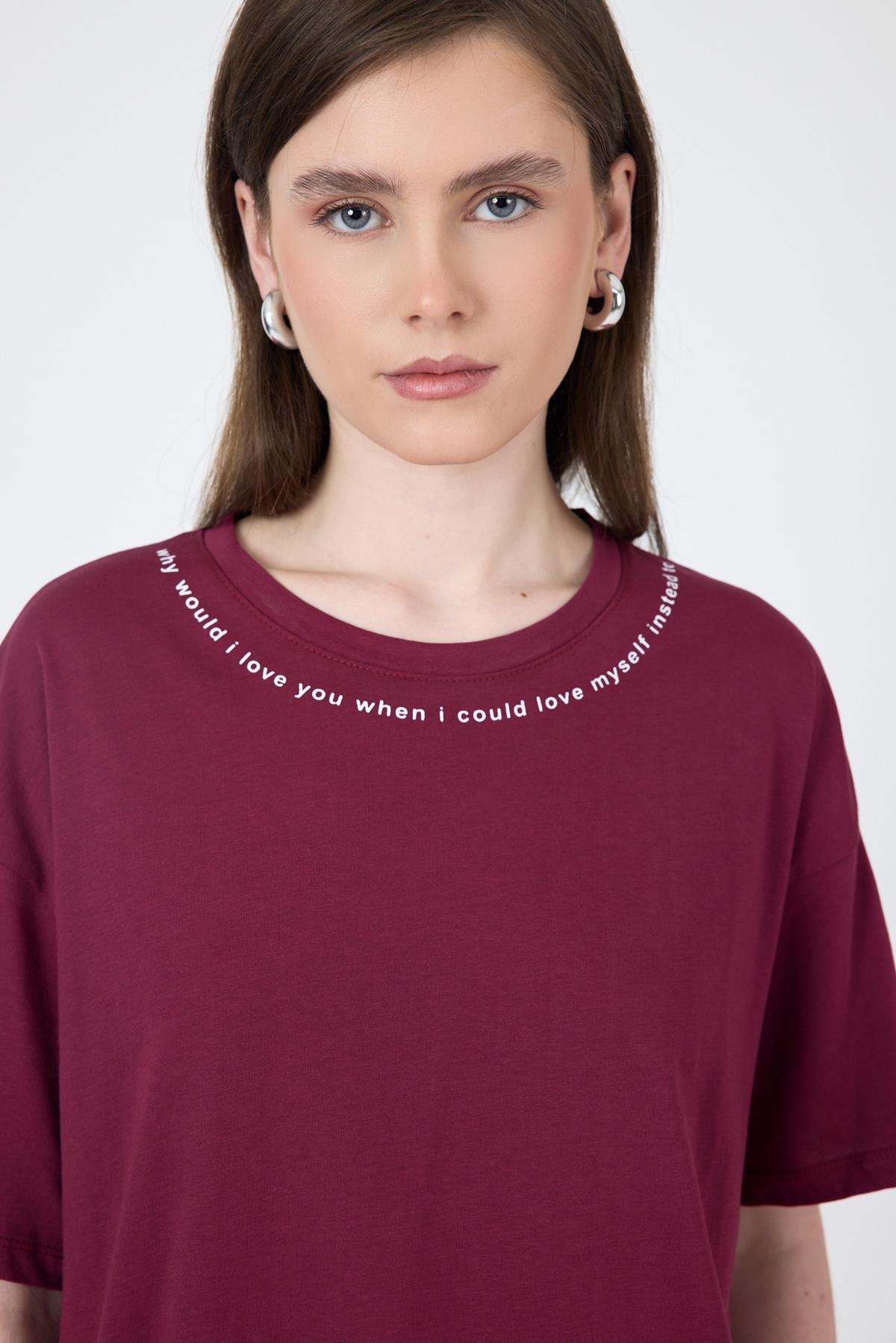 Bordo Yaka Yazı Baskılı Oversize Pamuklu Tişört 2150-34M - 4