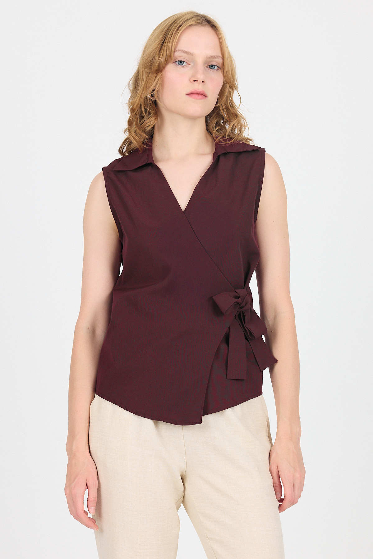 Bordo Yan Bağlama Detaylı Kolsuz Kruvaze Bluz 8047 - RAYS