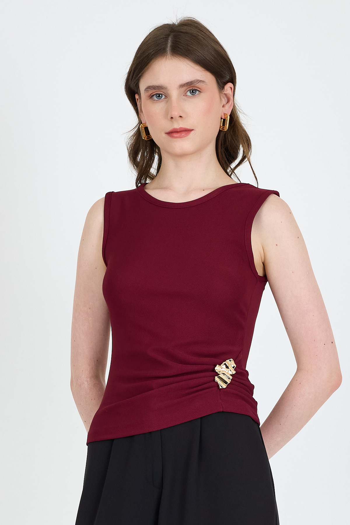 Bordo Yan Toka Detaylı Büzgülü Kolsuz Bluz 020 - RAYS