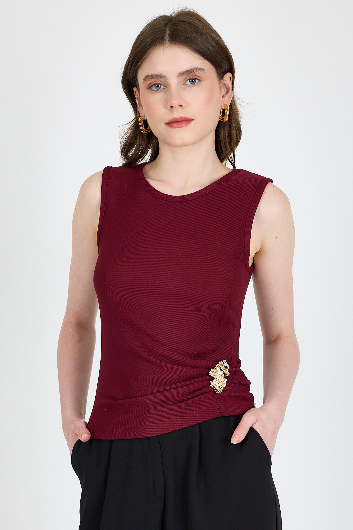 Bordo Yan Toka Detaylı Büzgülü Kolsuz Bluz 020 