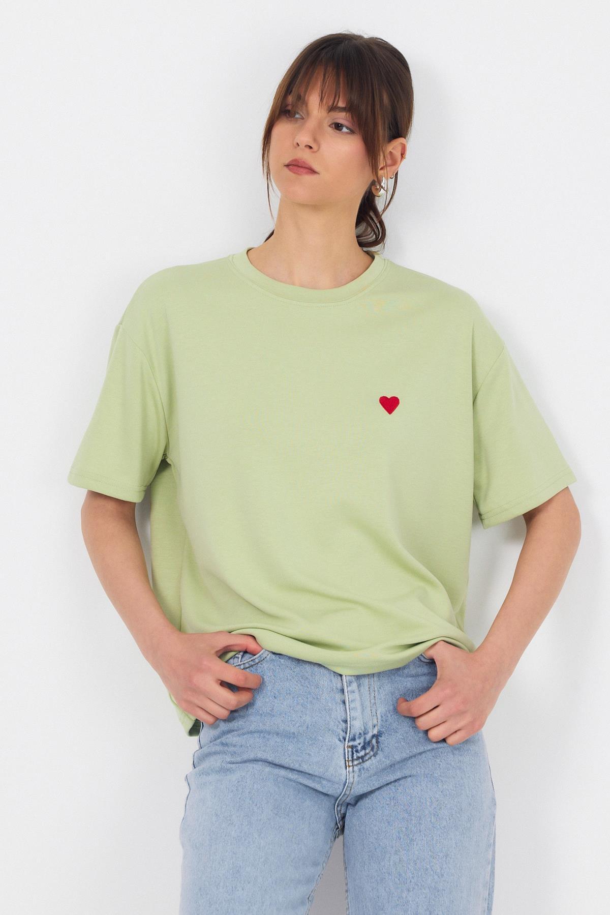 Çağla Yeşili Kalp Nakışlı Premium Kumaş Tişört 6218 - RAYS