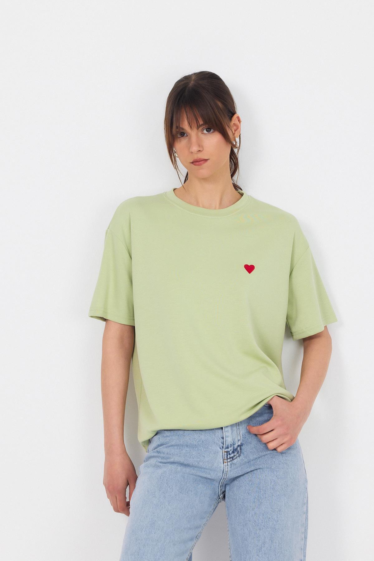 Çağla Yeşili Kalp Nakışlı Premium Kumaş Tişört 6218 - 1