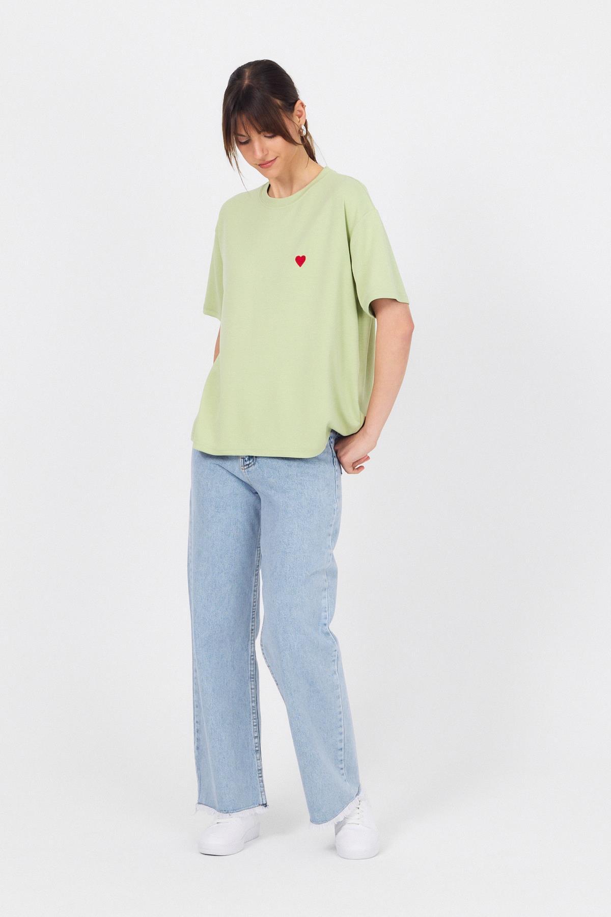 Çağla Yeşili Kalp Nakışlı Premium Kumaş Tişört 6218 - 3