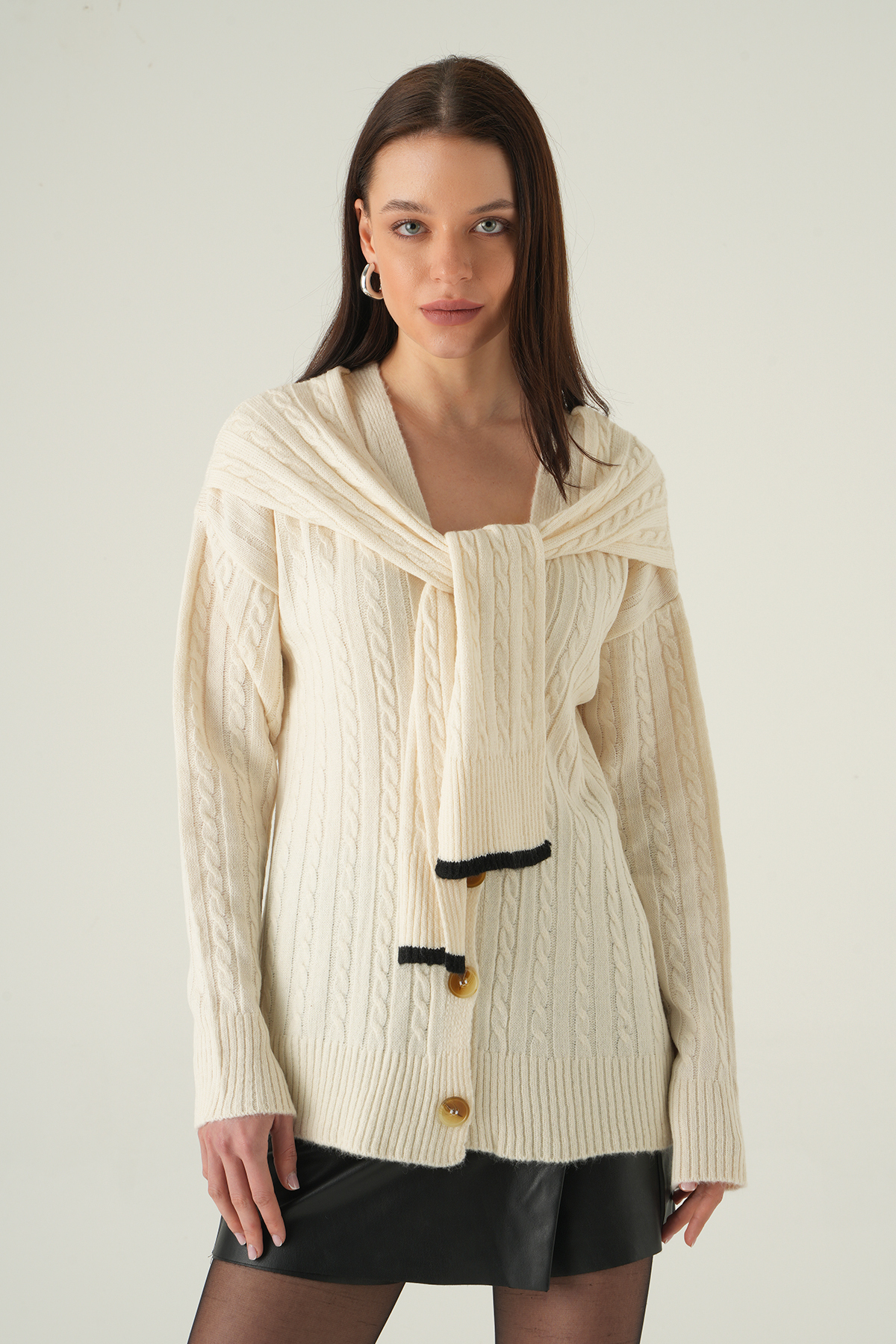 Düğmeli Örgülü Hırka Ekru 2470 