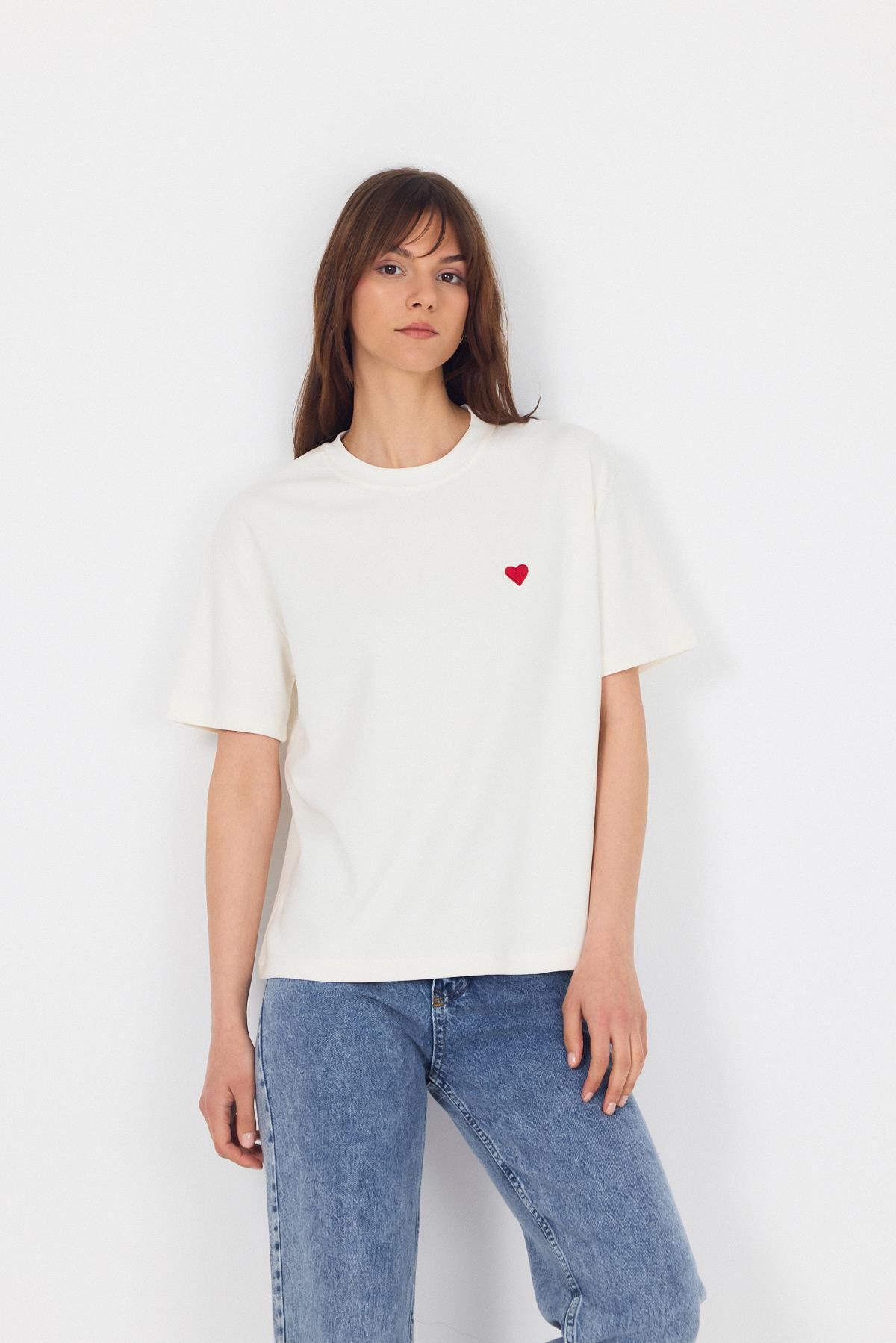 Ekru Kalp Nakışlı Premium Kumaş Tişört 6218 - 1