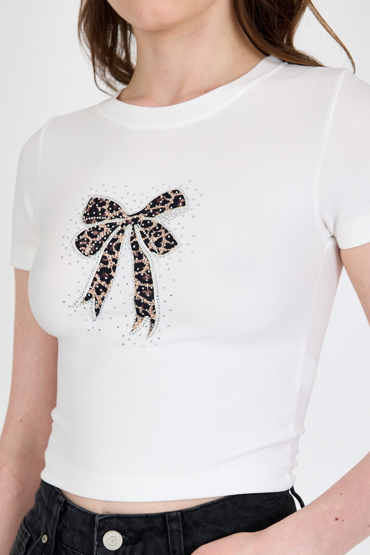 Ekru Leopar Fiyonk Baskılı Taş Detaylı Slim Fit Crop Tişört 0549-1 - RAYS