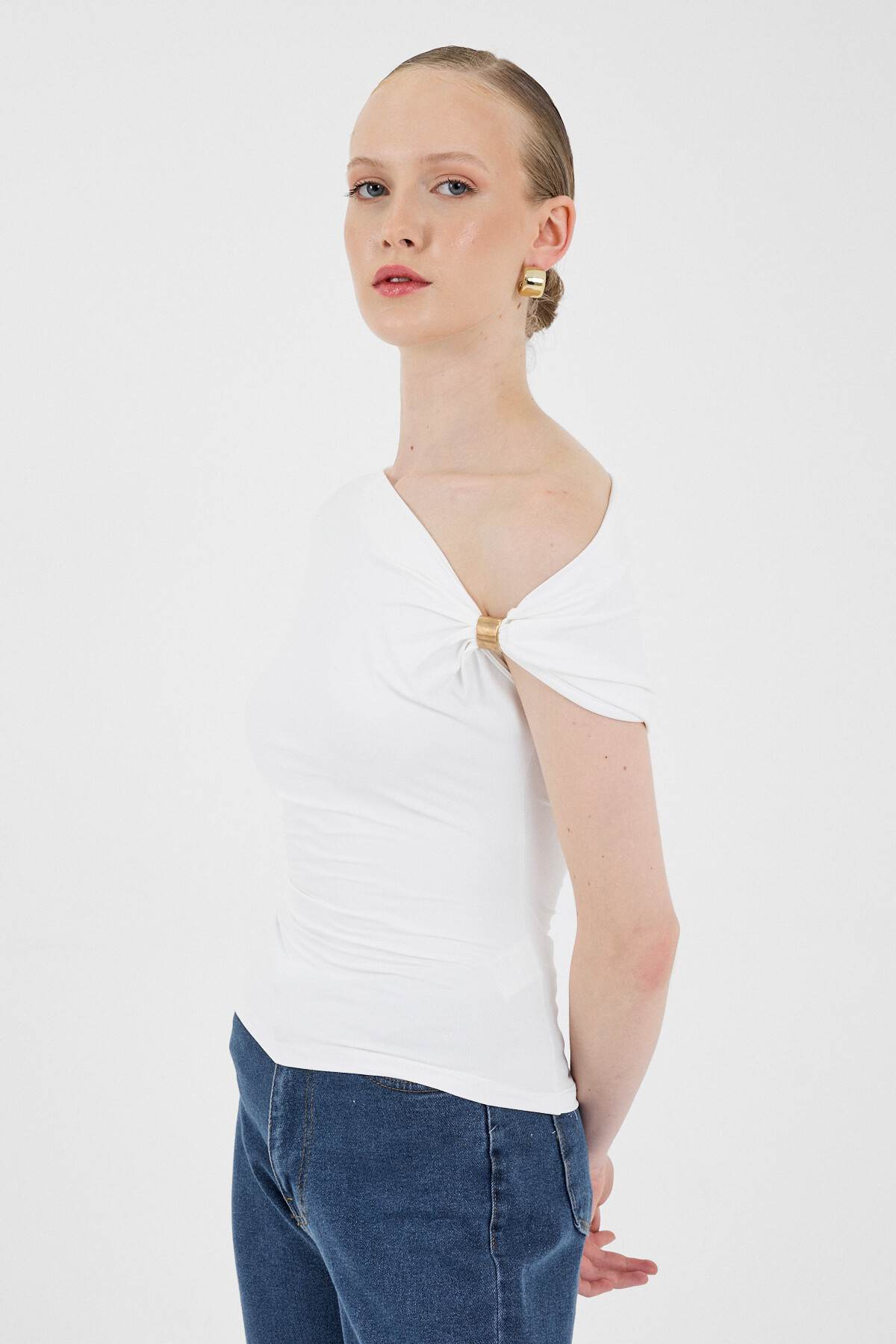 Ekru Omuz Aksesuar Detaylı Yarım Kol Bluz 2490 